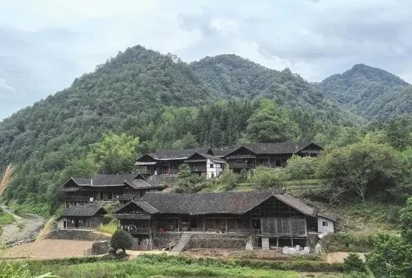 我用我的家乡话写了一篇文章，写完发现湖南方言真滴蛮有意思滴
各位父老乡亲，亲戚朋