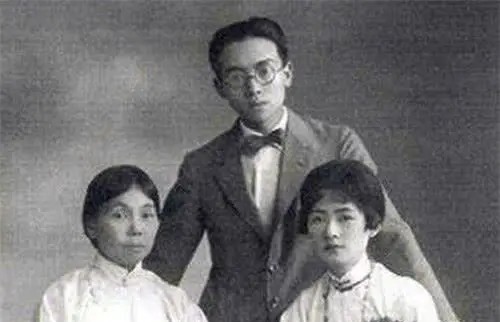 1903年，30岁梁启超和17岁王桂荃行房。大汗淋漓过后，梁启超说：“我的妻子永