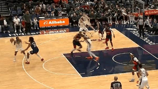 字母哥持球突破，库利巴利紧紧跟防送上结实封盖