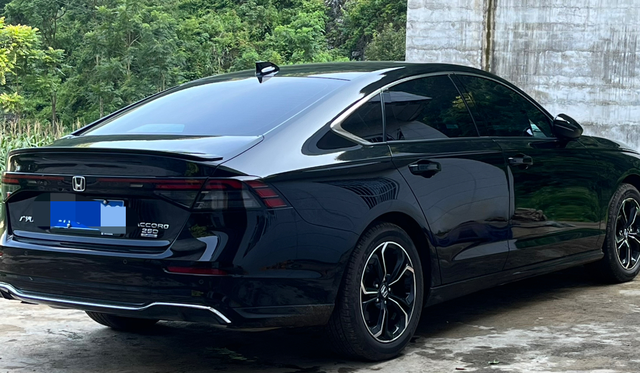 买完车你忍不住回头看他两眼那就是对了
使用体验：买了一个月，开了2000公里，新