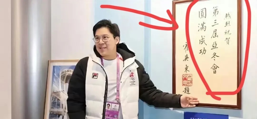 看到霍启刚发的这张照片后，我才突然明白为啥互联网上没人敢黑霍家，不是他们不想，而