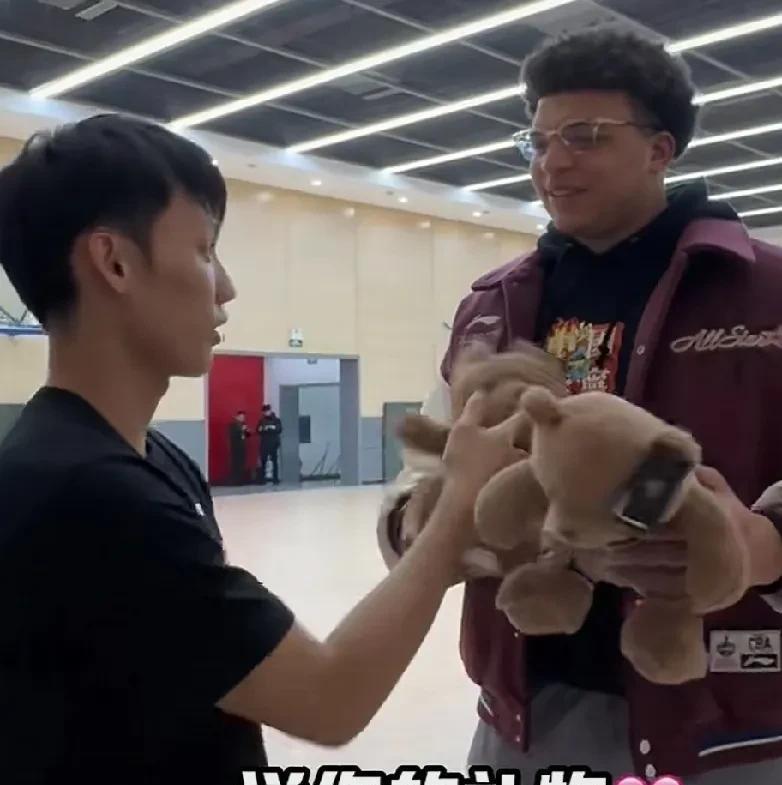 徐杰将小熊玩偶送给了小胖洛夫顿，小胖很喜欢，感谢了徐杰！
小胖确实是非常随和，非