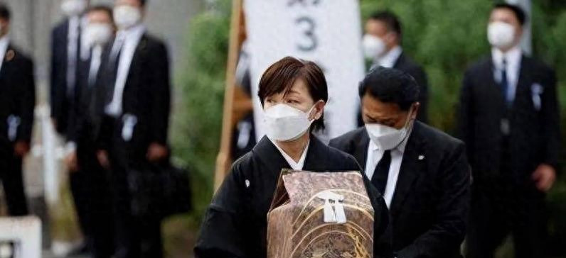 中国人掌控日本殡葬











惊爆！日本丧葬竟被中国人垄断？九成日本