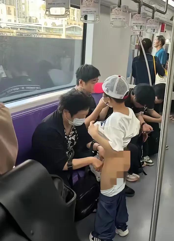 “乡下人第一次坐高铁，
没素质的家长，
很难教出优秀的孩子！”
上海地铁里，奶奶