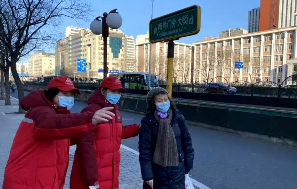 伊朗警方正在教公众怎么快速识别以色列摩萨得特工。

主要方法就是年轻男性频繁出去