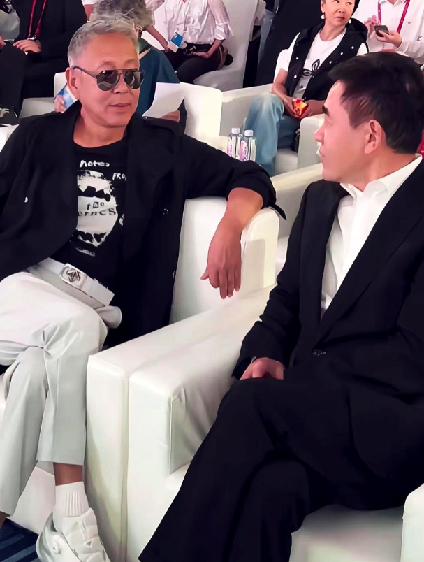 老戏骨一屁股坐下，全网安静了。

陈道明去综艺当评委，镜头扫过，他往塑料凳一坐，