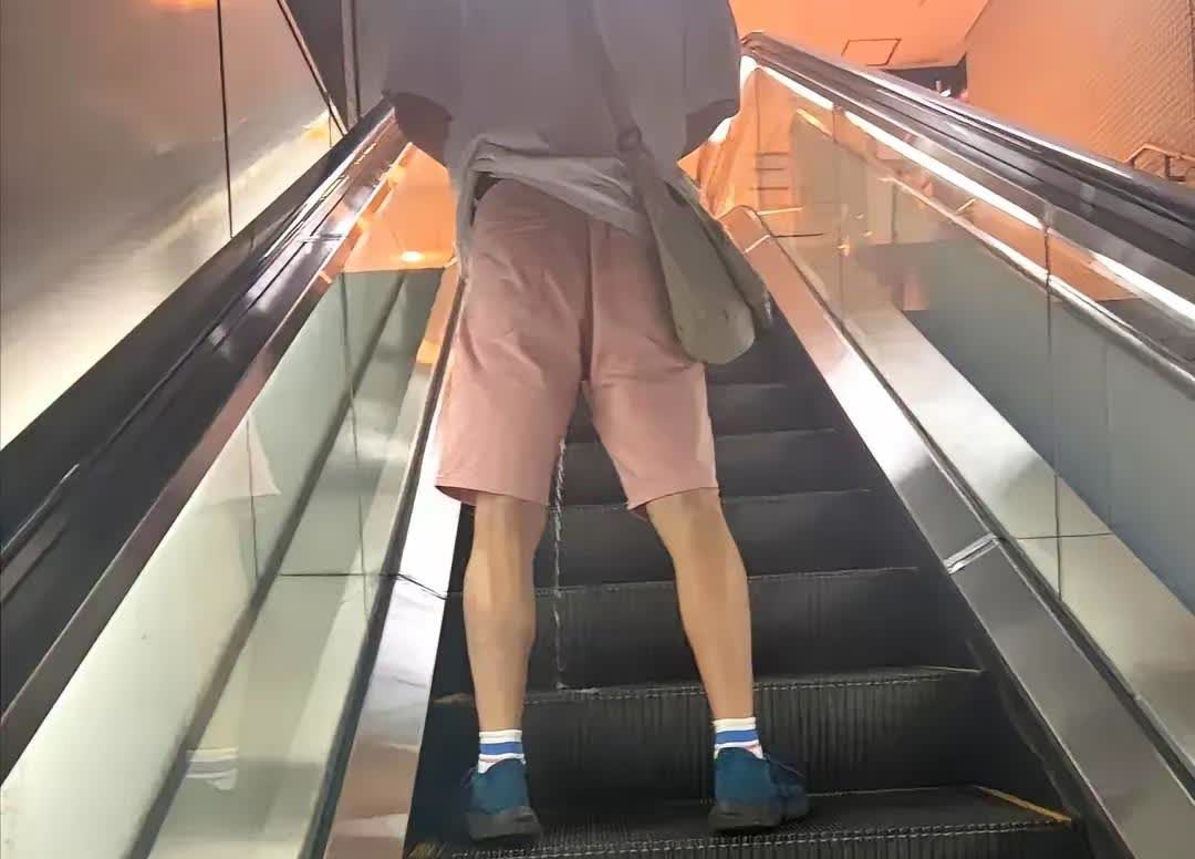 离谱得很

公共场合乱撒尿！

高铁站上行电梯上，一名衣冠楚楚的男子突然