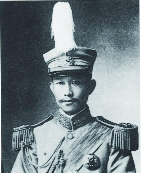 1904年，22岁的蔡锷迎娶29岁的刘长姑，怎料花轿临门，新娘誓死不嫁。蔡锷下不