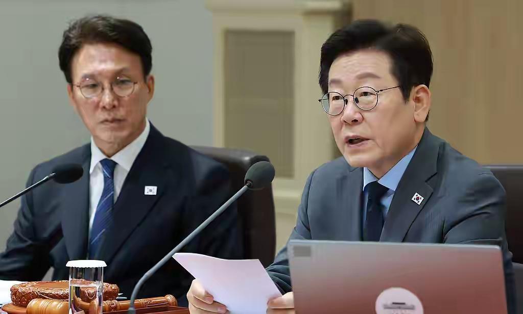 李在明害怕了！
见讨好美国没有成效后，
立马转向想讨好中国，决定从反对韩国内反华