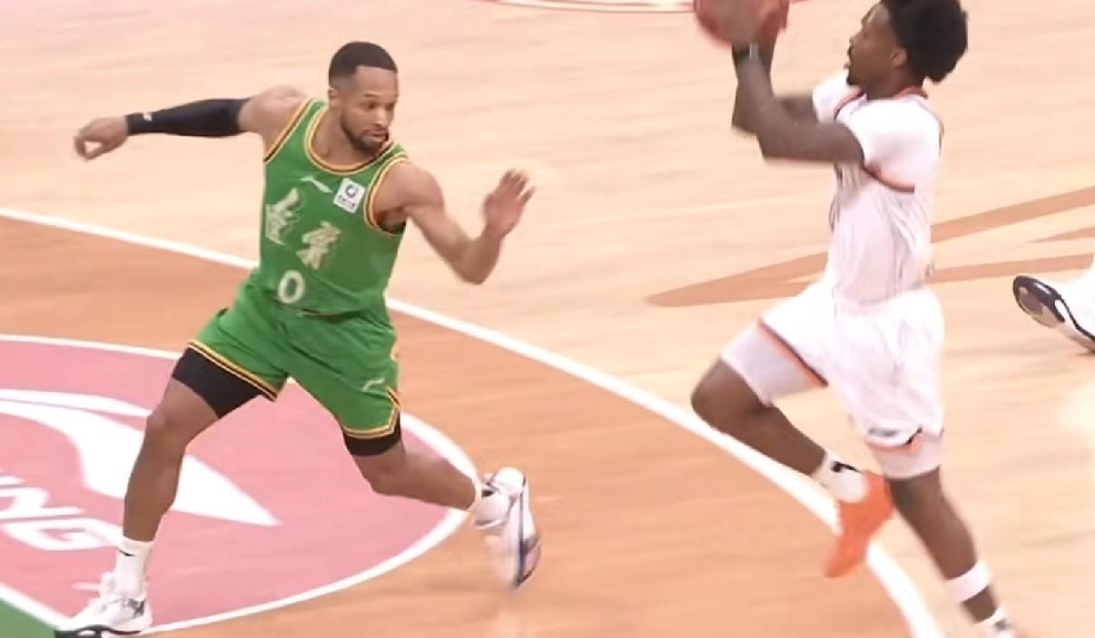 要四连败？古德温10分，威尔斯9分，上海男篮半场领先辽宁18分！北京时间2025