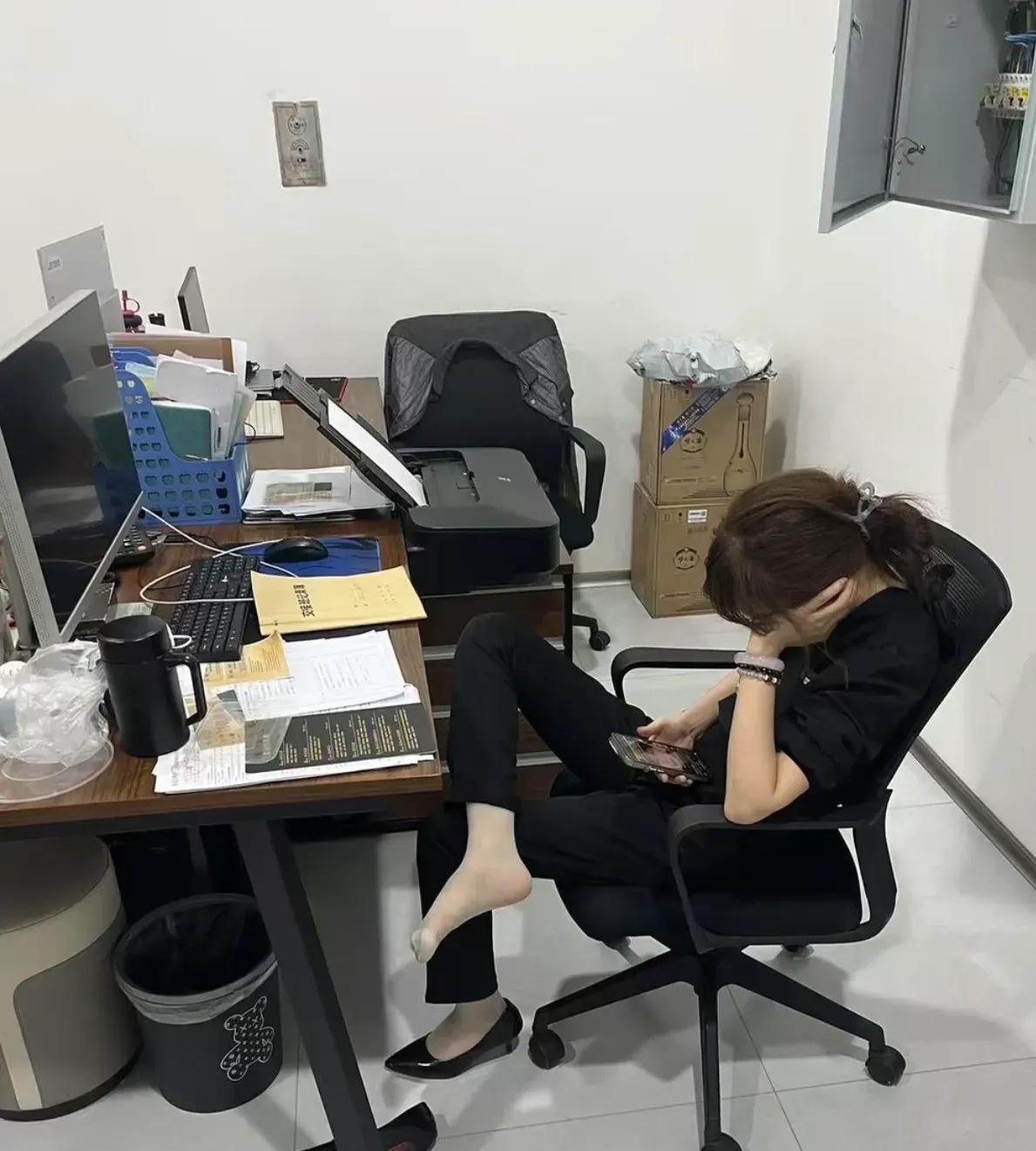 在体制内工作的话，这位女士上班时间玩手机又把鞋子脱了，会不会被开除