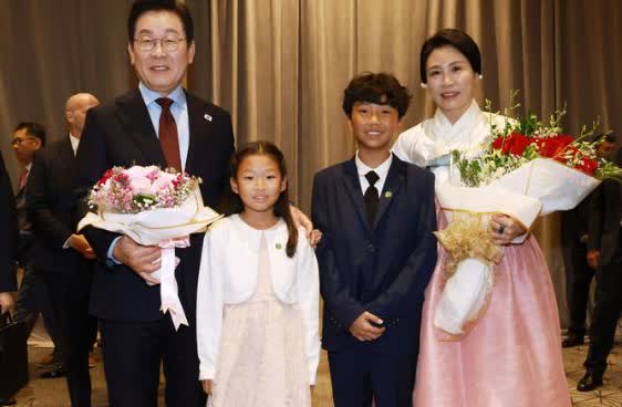 韩国总统李在明访问日本，第一夫人金惠景身穿民族服饰，和金建希的幼态脸截然不同。
