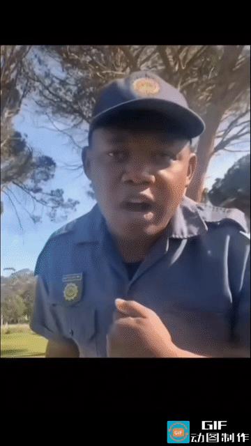 南非警察这是直接要钱才能放行啊！
我为南非政府工作这么多年，工资很少没有钱买车没