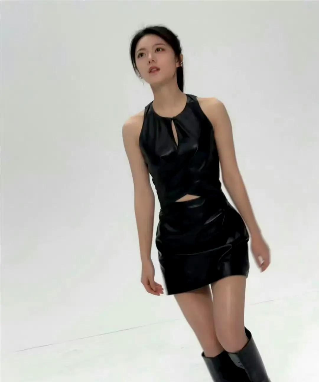 原来她也是有胸的，可不是假小子。赵今麦终于长大了，变成性感小女人了。这一身黑色皮