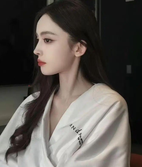 古力娜扎的浴袍LIVE，这也太美了啊！直接让修图师失业