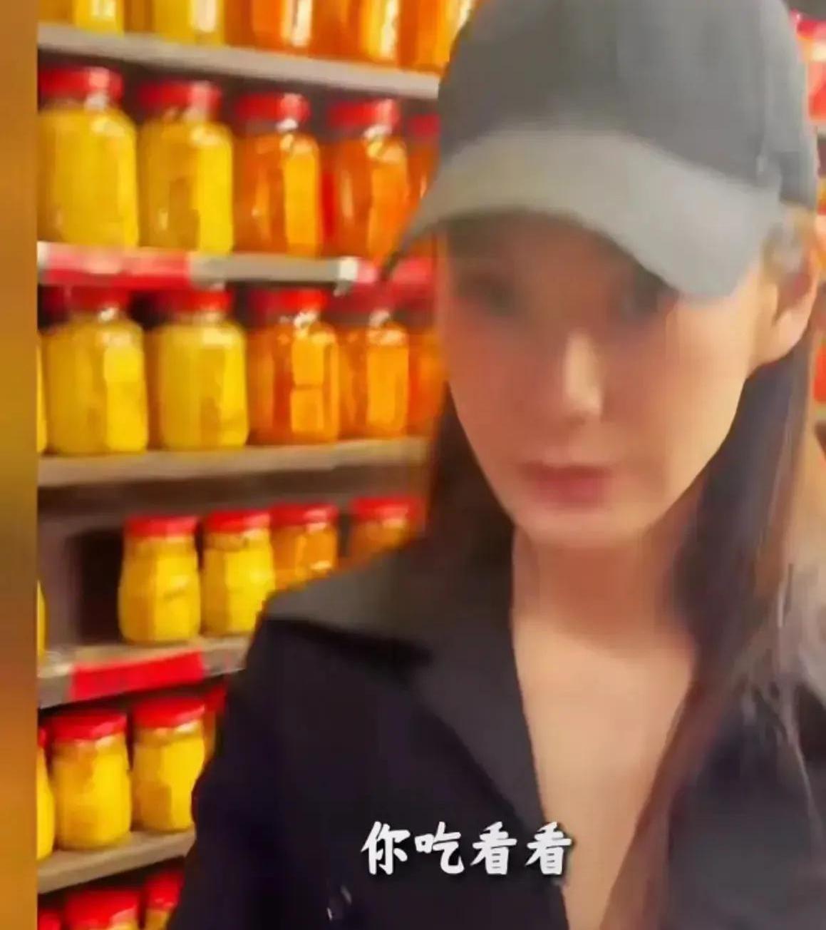汪小菲这次带着新老婆孩子外出游玩的视频可算刷屏了！
视频里他顶着明显圆润的脸庞，