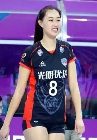 薛翼枝曾是江苏女排副攻，后离队辗转多队，现效力上海女排。
她以进攻和发球绝技著称