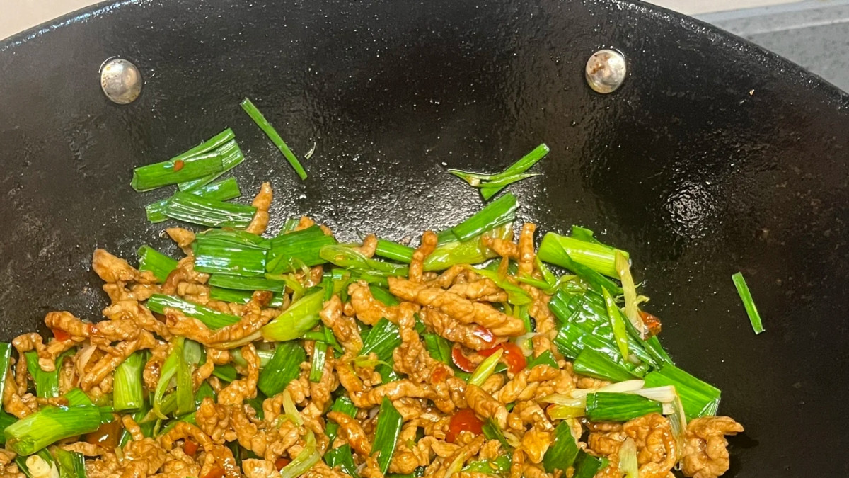香迷糊了！这道蒜苗炒肉丝谁吃谁爱