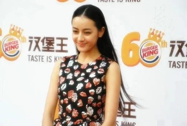 这个时期的迪丽热巴鲜嫩无比，太精致可爱了。