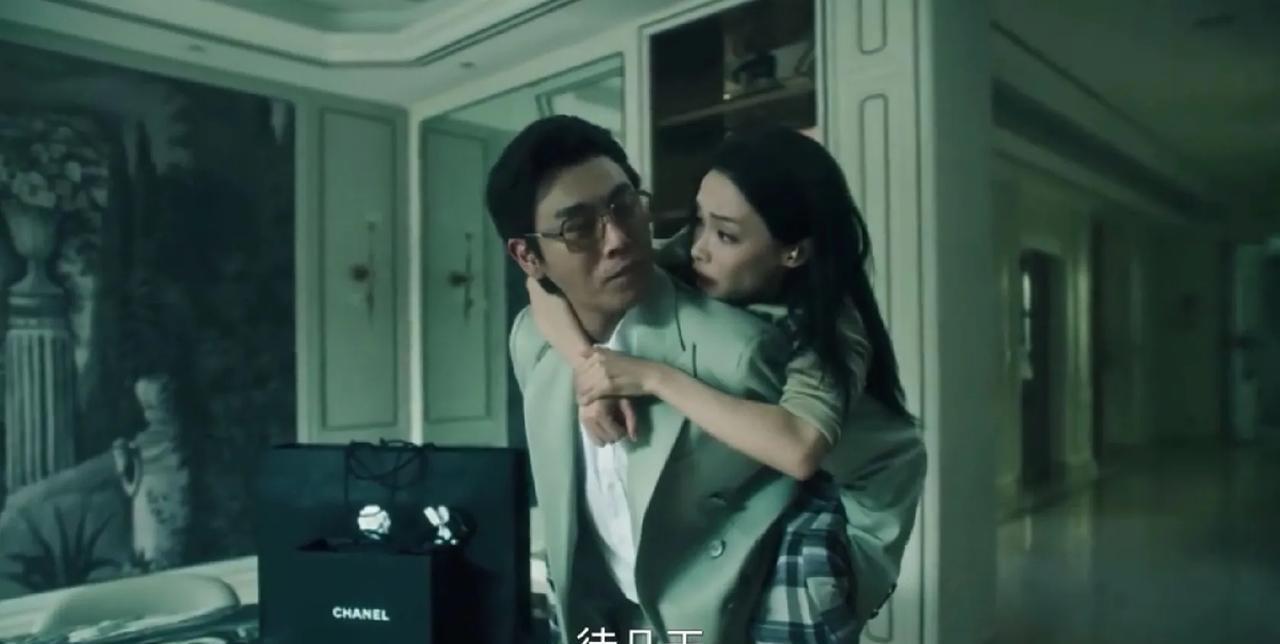 《扫毒风暴》
卢少骅又要当爸爸了，孩子是他跟吴燕萍的！卢少骅买了很多礼物给她，但