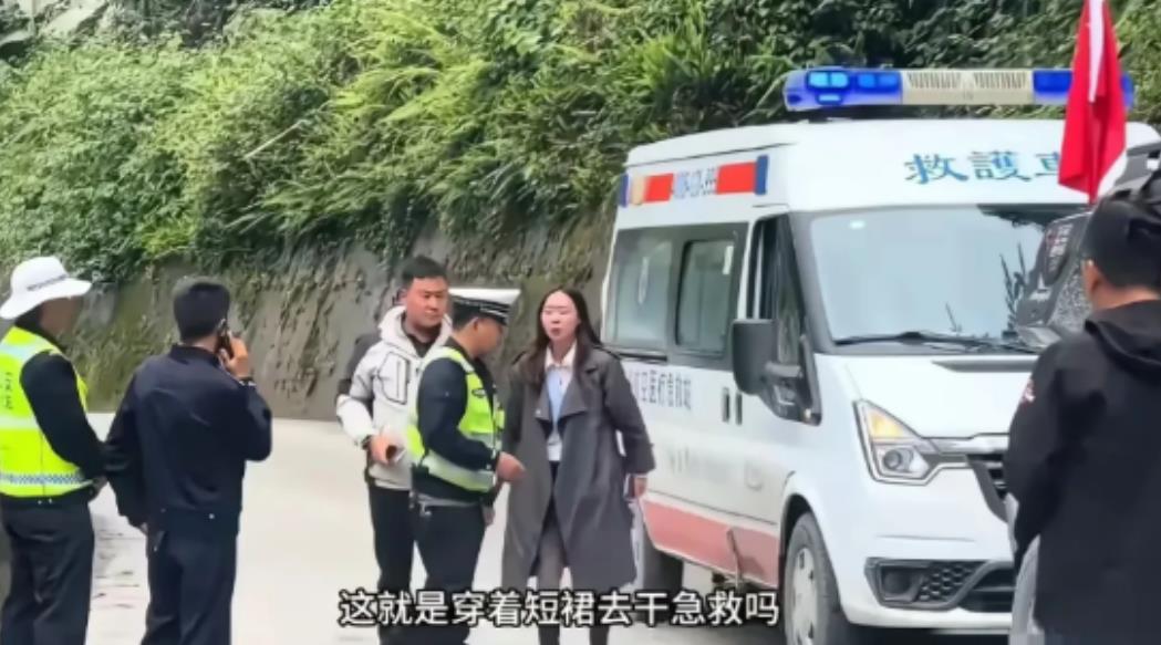 “谁给的权力！”3人开着救护车到西藏自驾游，一路拉着警报让其他车辆避让！大家以为