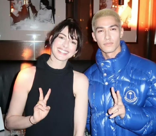 米卡真是深藏不露，竟然和安妮海瑟薇合照了，豪门姐弟即视感