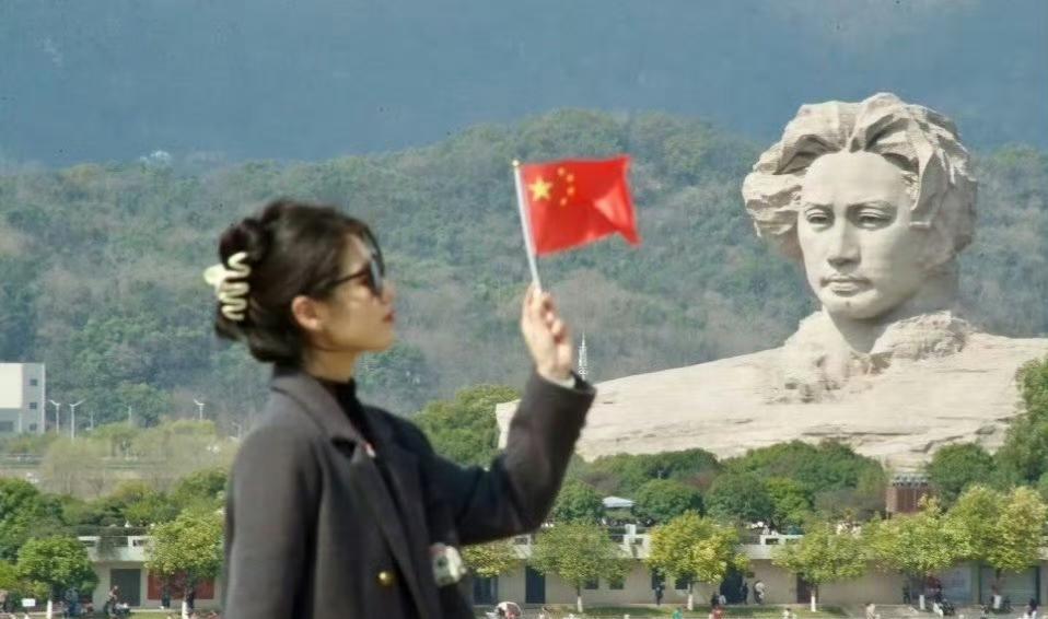 时间越久，毛主席越伟大。
时间可以流逝，但他老人家给我们留下的精神财富，却如滔滔