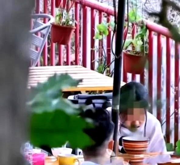 台媒又搞事情了！
今天下午网友偶遇汪小菲带着女儿出游，眼尖的吃瓜群众发现两个保姆