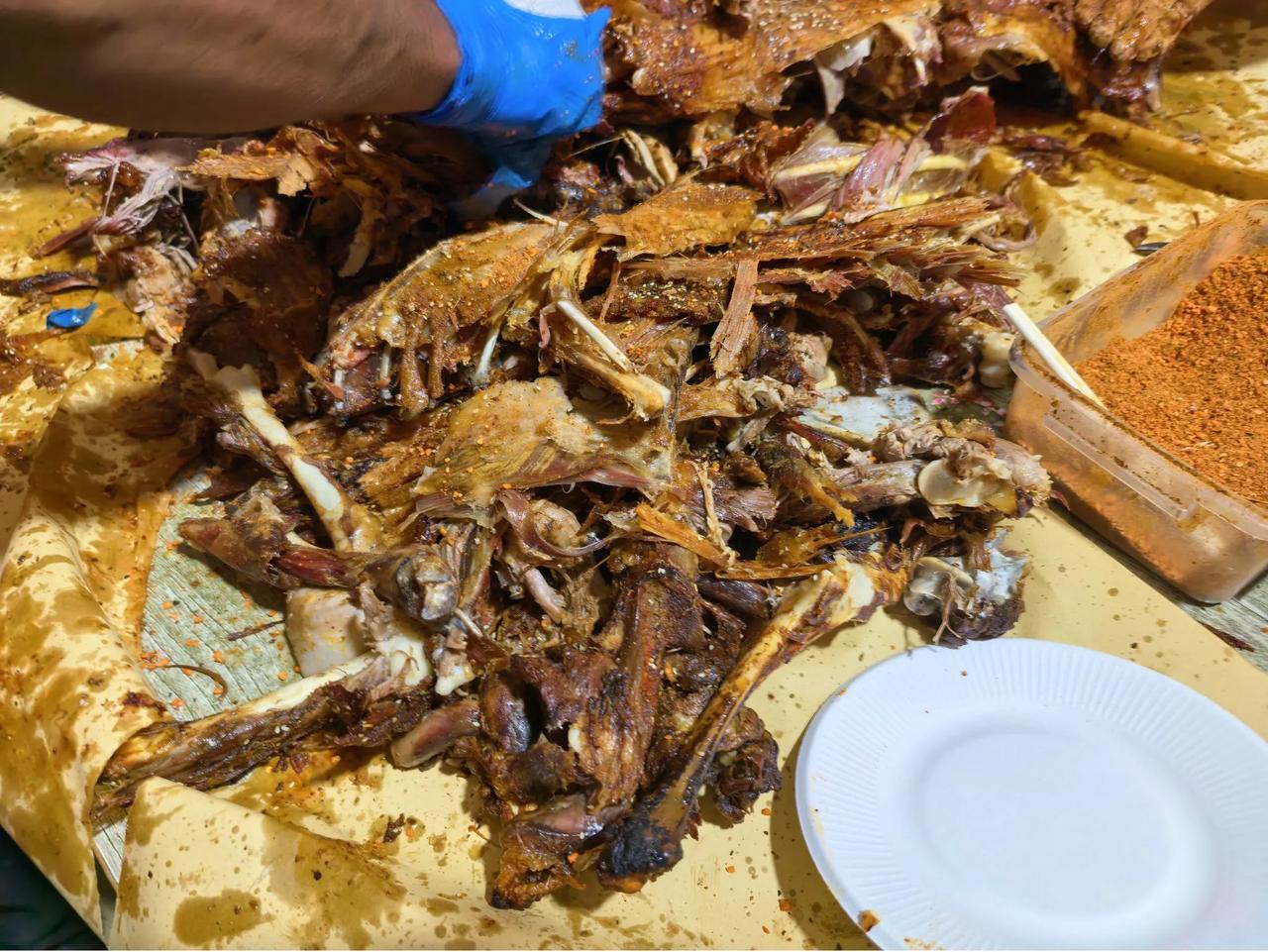 到了新疆喀什，烤全羊那是一定要安排上的！有道是“不吃烤全羊，就不算到喀什”。喀什