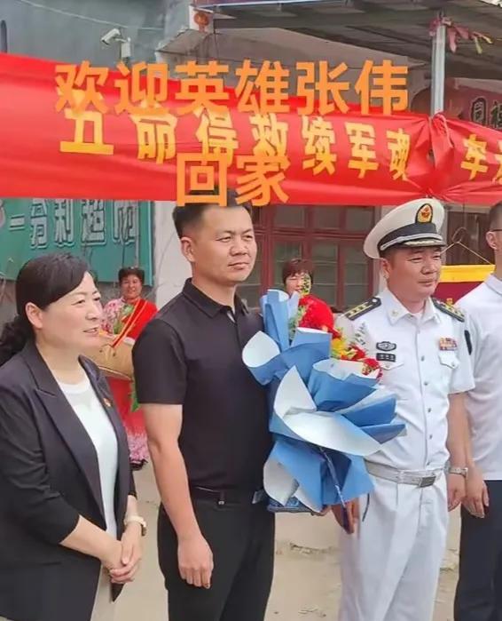 “今年37岁，已婚，孩子都上5年级了，未婚女士都不要惦记了！”连救5名落水者的超