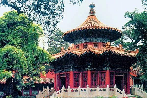 所谓攒尖顶就是建筑物的屋面在顶部交汇为一点，形成的尖顶屋。攒尖式屋顶在宋朝时称“