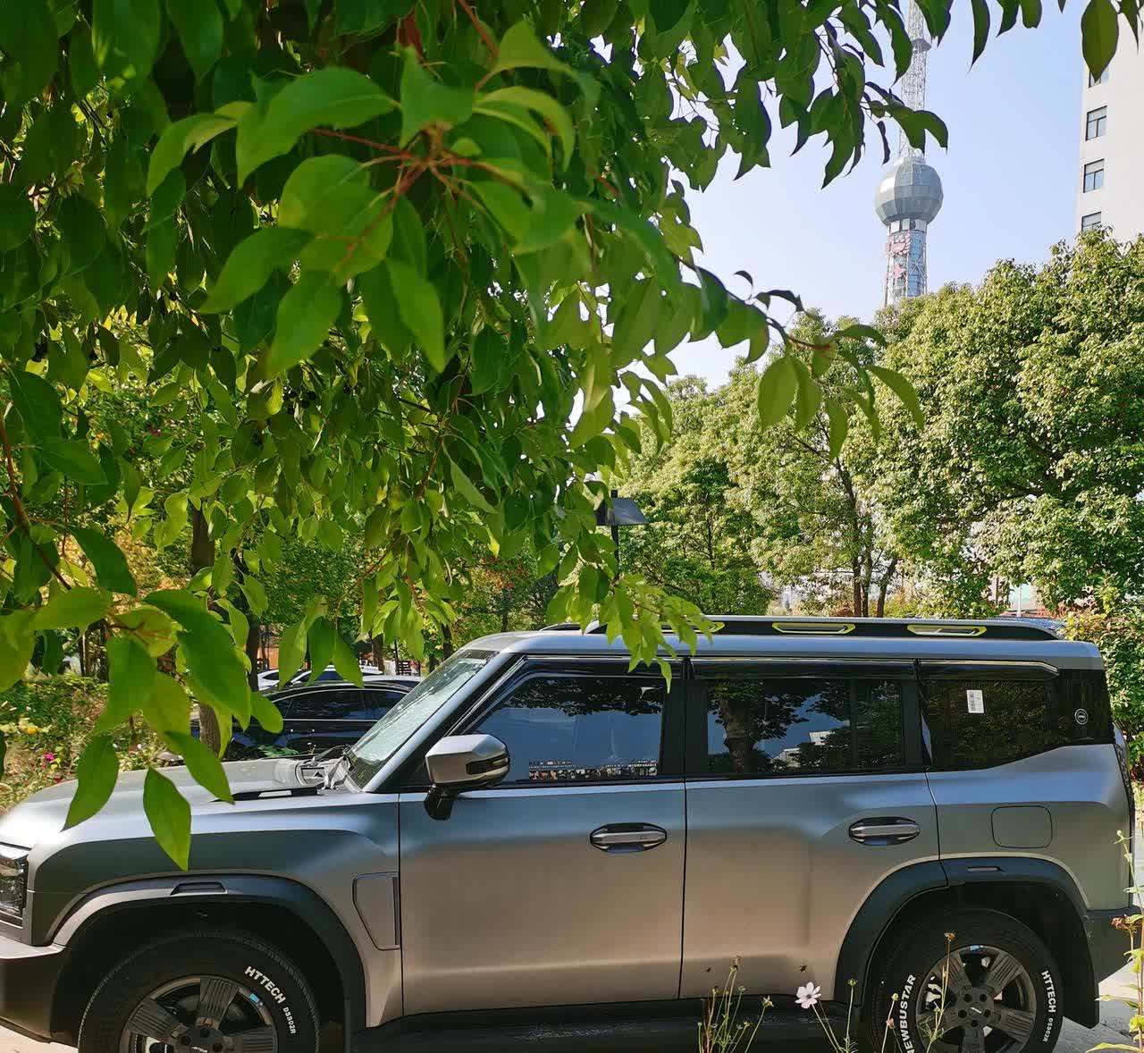 捷途旅行者 今天去做保养，底盘排气管的位置都是这样吗？怎么感觉它应该放在那个槽里