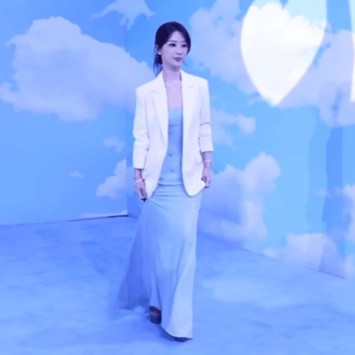 画虎不成反类犬。
穿10厘米高跟鞋，轻易不要模仿热巴这个动作。
没有她那么好的协
