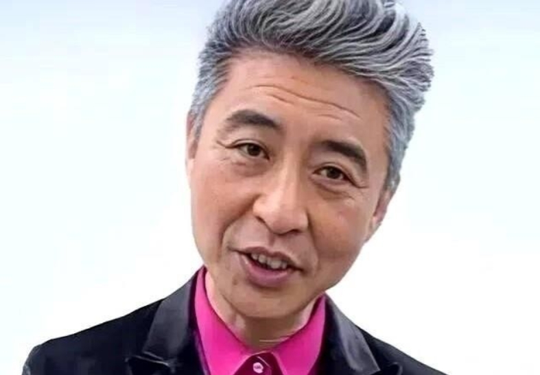 原来，这是真实周炜的样子，才50岁看起来像60多岁的老头子。白头发、鱼尾纹，抬头