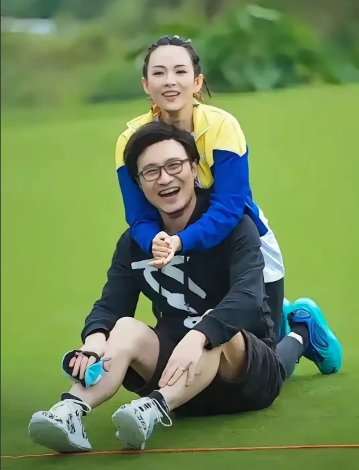 章子怡有一点不如葛荟婕，

那就是她从不骂汪峰。

要说她心里不恨，

没有怨，