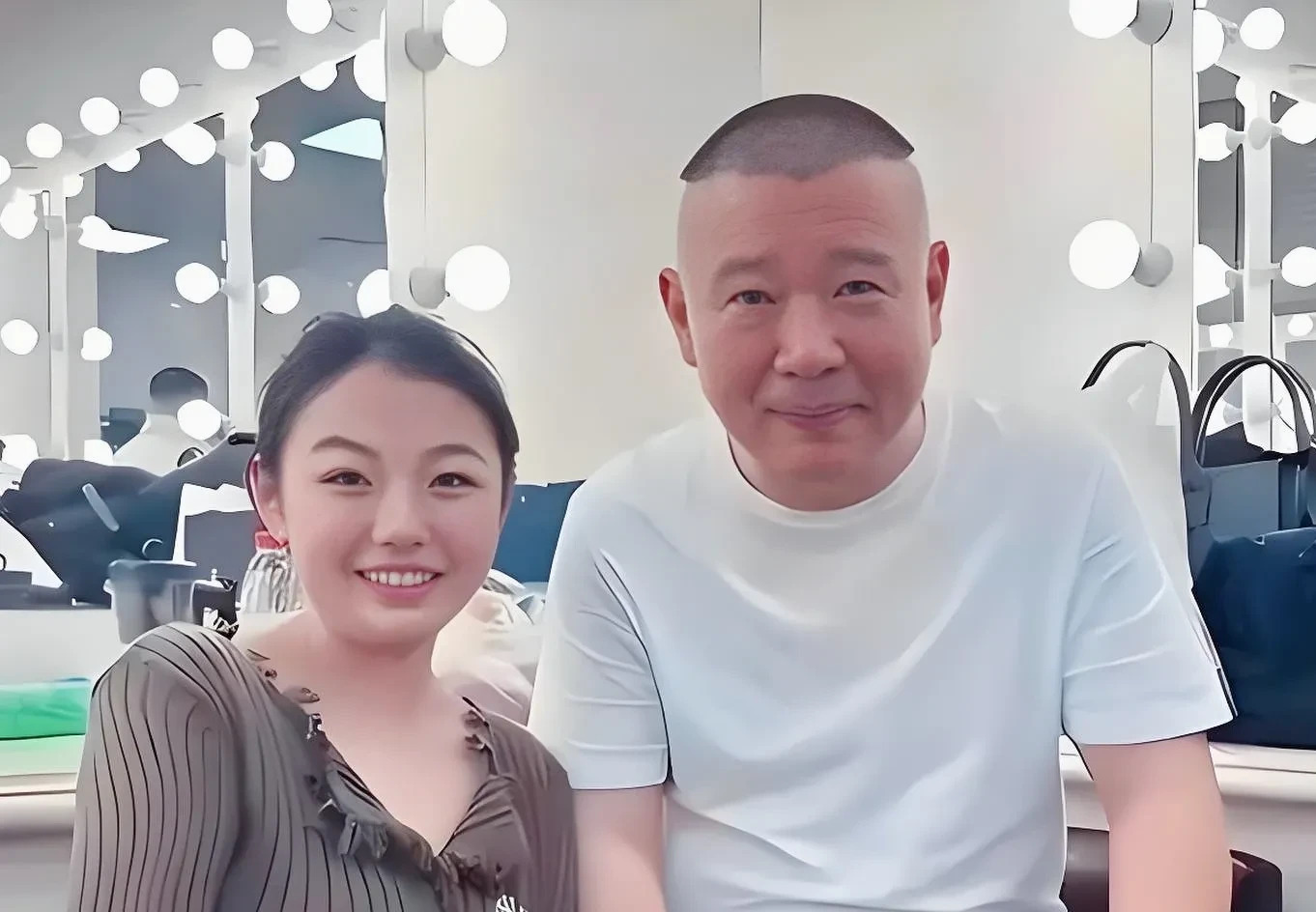 郭德纲徒弟称呼引争议











天呐！现在的人真是鸡蛋里挑骨头！德云