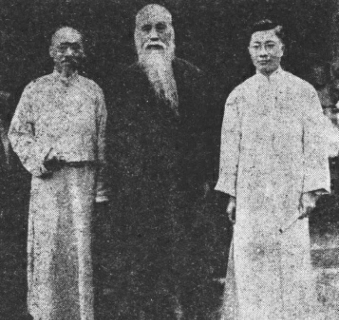 1935年，于右任（中）、陈存仁（右）、钱化佛（左）在上海城隍庙合影。
早在19
