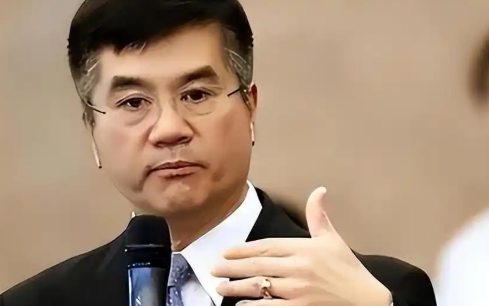 全世界第一汉奸：首位华裔美国州长骆家辉，执政期间激烈打压中国，卸任后回来恰烂钱…