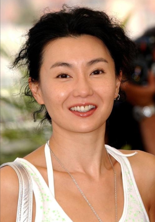 一次，黄霑问张曼玉：“跟你拍过吻戏的男演员谁最坏？”张曼玉尴尬摸了摸脖子说：“他