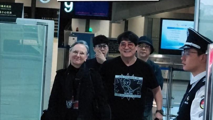 周华健携太太现身汕头，两人同年同月同日生恩爱39年，儿子今年成家