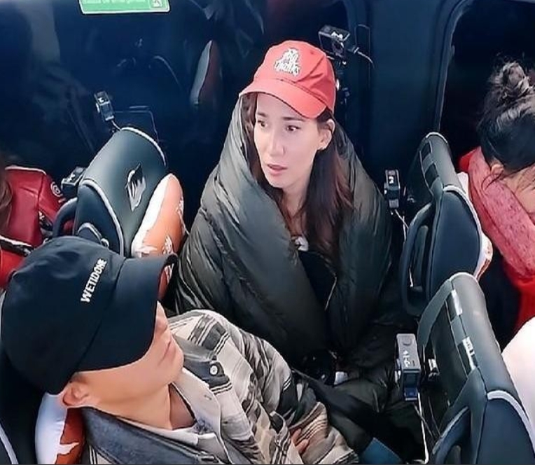 《妻子的浪漫旅行》里，戚薇绝对是人间清醒！别的妻子还在慢悠悠地享受旅行，她已经把