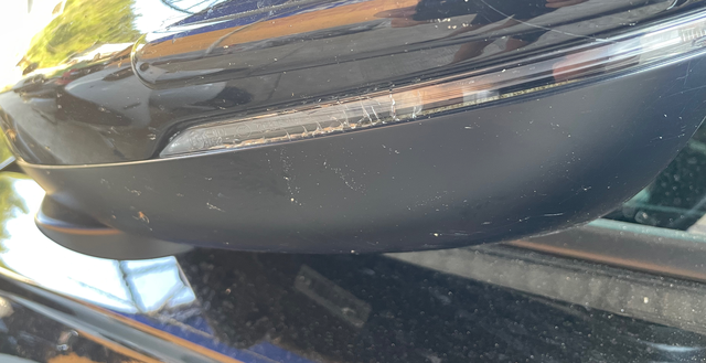 雅阁十一代，突然发现左后视镜转向灯有碎裂的痕迹，无任何磕碰，求车友如何解决？