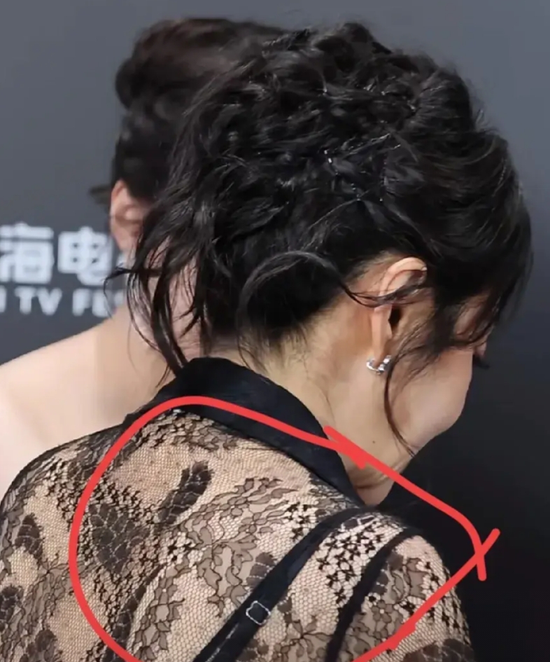 闫妮也太接地气了
这哪里像一个女明星
跟我家里的小姨差不多嘛
参加白玉兰这么重要