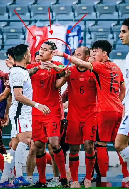 国足现在估计脸都挂不住了。

他们怎么也不会想到，

球迷抵制赞助商的动作，直接