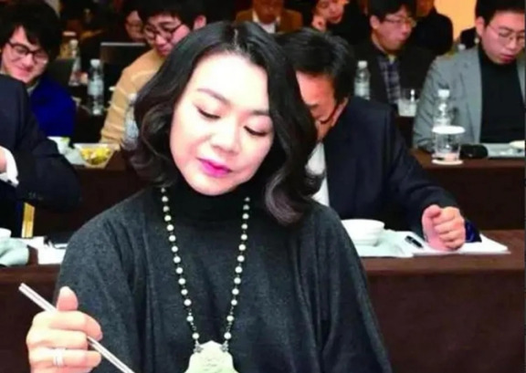 空姐坚果引发的风波











你敢相信吗？就因为一包坚果，一位千金大