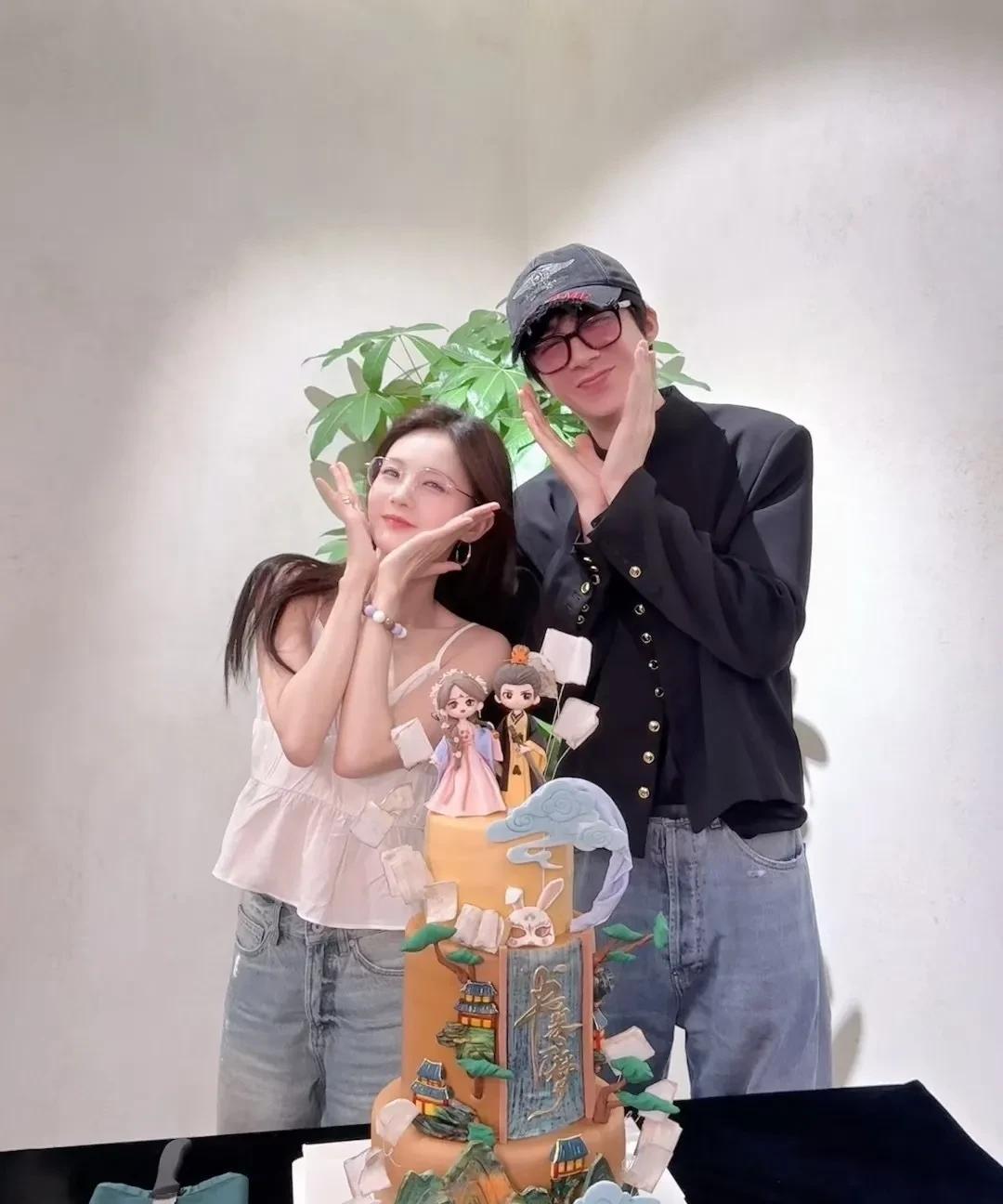 书卷一梦庆功宴，刘宇宁这是又微醺了嘛
刘宇宁人气真的没话说，46天参加3场庆功宴