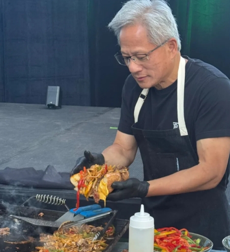 英伟达老板黄仁勋，给新来的十个实习生做聚餐，做三明治和炒饭吃，类似于国内的菜煎饼
