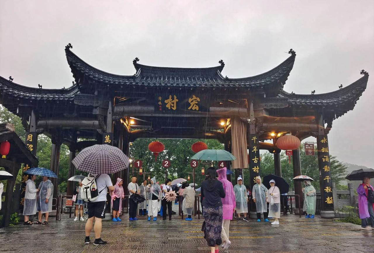 烟雨濛濛，
撑伞漫步古老斑驳的宏村小巷，
置身现在宏村的古韵，
令人遥想先人的生