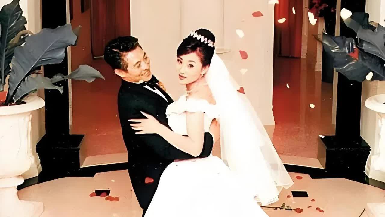 1999年，李连杰和利智结婚时的照片，看得出来，他很兴奋。

照片中，李连杰