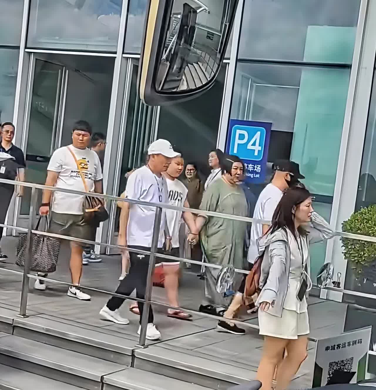 郭德纲一家人三口，一看家里就不缺米啊！